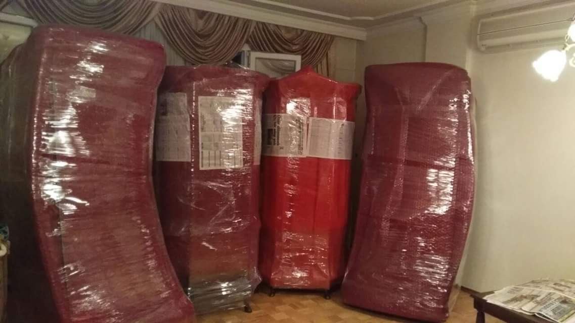 Taşıma öncesi koruyucu ambalajla sarılmış eşyalar